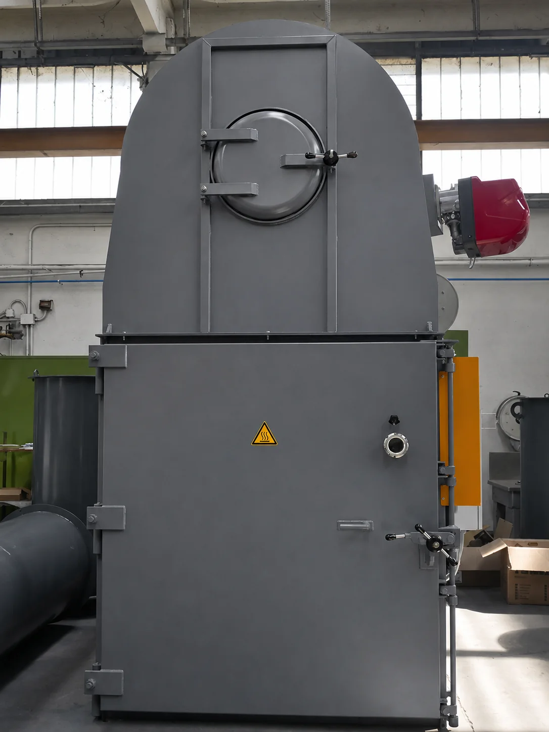 Vue de face d'un four industriel de décapage thermique