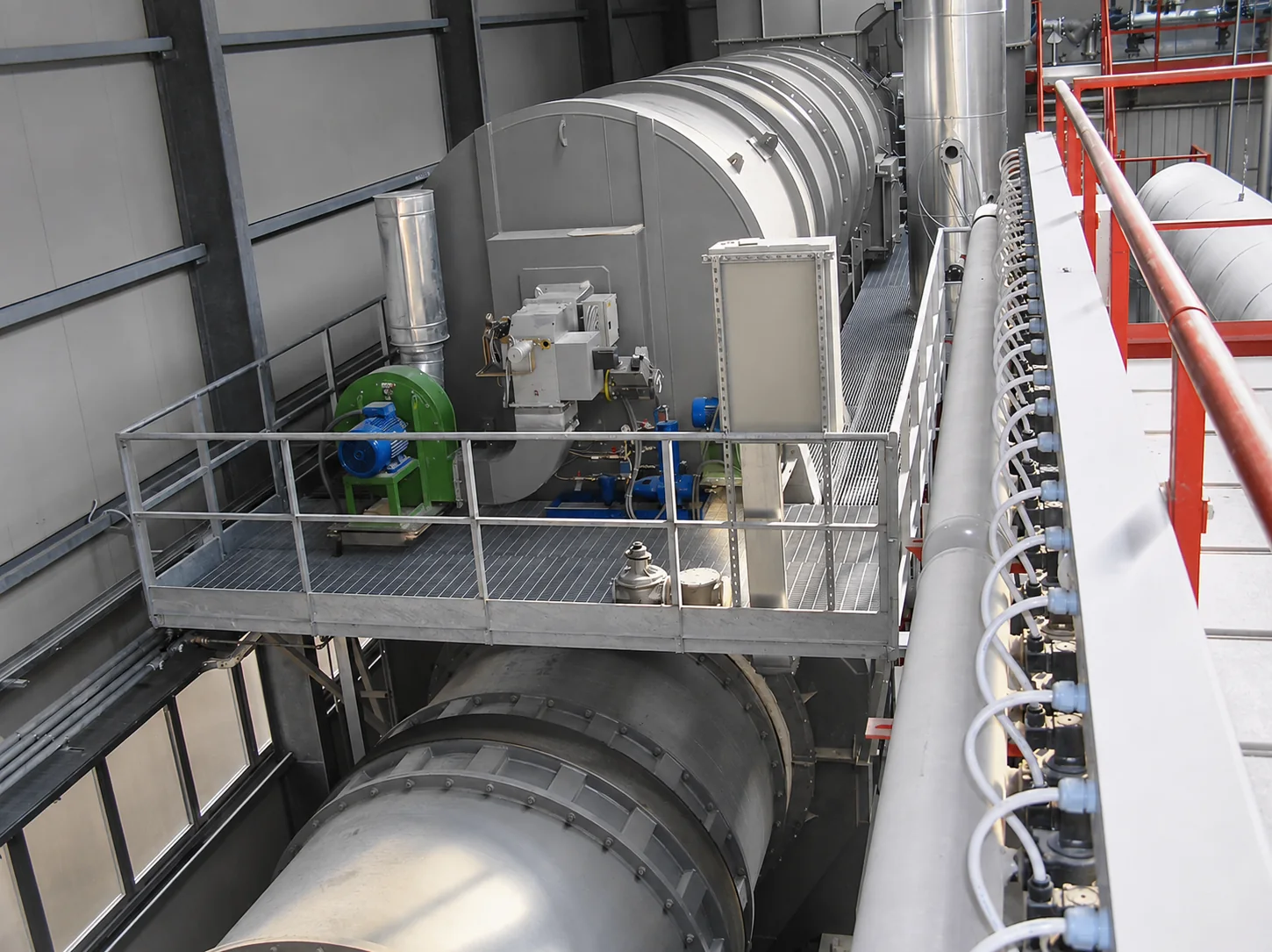 Vue supérieure d’un four industriel avec passerelle, ventilateur et équipements de maintenance