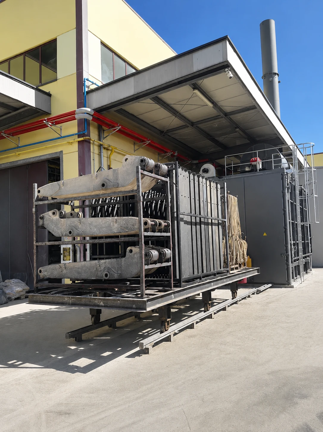 Chariot industriel chargé devant un four à chambre, configuration adaptée à des cycles de pyrolyse batch